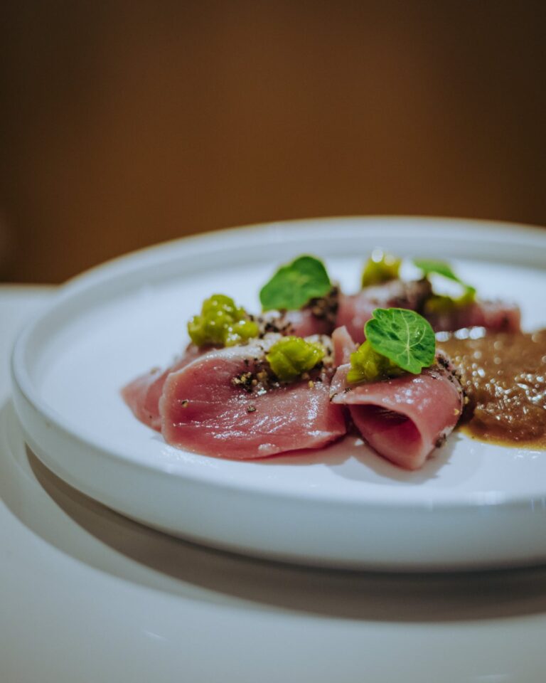 Świeże cięte mikroliście, którymi udekorowana jest potrawa.